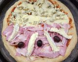 Foto del paso 2 de la receta: 🍕Pizza Miti Miti: Panceta, Brie y Olivas Negras / Roquefort🍕