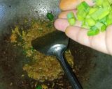 Foto langkah ke 18 dari resep Nasi goreng kunyit dan telur dadar.