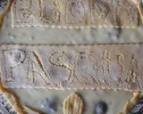 Foto del passaggio 4 della ricetta Crostata crema, grano e ovetti di cioccolata