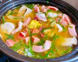 Hình bước làm 3 của món Canh kim chi xúc xích