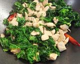 Foto del paso 3 de la receta: Spaghetti con pollo, kale y limón