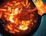 Hình bước làm 3 của món Bánh gạo cay (tokbokki)+ Bánh gạo lắc phomai