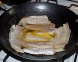 Foto del paso 3 de la receta: Merluza al wok (a la manteca de menta)