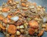 Foto del paso 4 de la receta: Quinoa con garbanzos y verduras