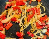 Foto del paso 1 de la receta: Tallarines con pimientos y aceitunas