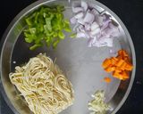 A picture of step 1 of Vegetable sizzler with barbecue noodles.