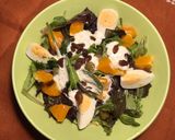 Foto del paso 9 de la receta: Ensalada de brotes tiernos, con salsa de queso Roquefort, pasas y mandarina