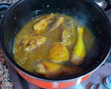 Foto del paso 6 de la receta: Pollo de corral en salsa de cebollas moradas y pasas gigantes