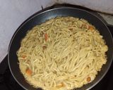 Foto langkah ke 3 dari resep Omelete Mie Telur.