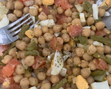 Foto del paso 5 de la receta: Ensalada de garbanzos, salmón y espárragos con salsa de yogur y cacahuetes