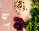 Foto del paso 1 de la receta: Pescado en Costra de Semillas y Aceitunas Negras, acompañado de Uvalinas y Aceitunas en Ensalada