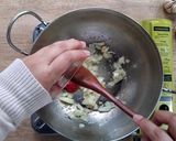 Foto langkah ke 6 dari resep Sawi Putih Gulung.