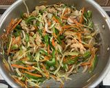 A picture of step 5 of Chicken chowmein.