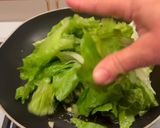 Foto del passaggio 3 della ricetta Riso basmati,con lattuga saltata e filetti di tacchino croccanti