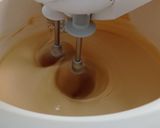Foto del passaggio 3 della ricetta Ciambella al latte condensato in friggitrice ad aria