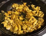 Une image de l'étape 4 de Tarte au poulet blettes et champignons au curry et feuilles de brick.