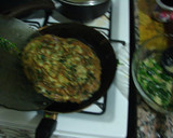 Foto del paso 3 de la receta: Tortilla de espinaca rellena con quesos acompañada de una sopa montañesa y pan casero
