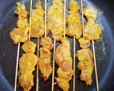 รูปขั้นตอนการทำที่ 2 ของ ข้าวผัดหมูสะเต๊ะ Fried  Rice and Pork Satay