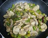 Foto del paso 4 de la receta Espárragos verdes salteados con champiñones y beicon