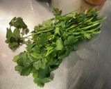 Une image de l'étape 1 de Sauce Salade Épicée à la Coriandre et Ail Frais Confit.