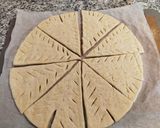 Foto del paso 5 de la receta: Pizza dulce con masa de galletas cubierta de chocolate y decorar a tu gusto