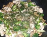 Brokkolis-gombás csirke bulgurral recept fázis 2 fotója