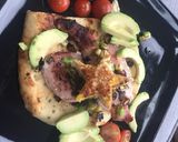 A picture of step 6 of Flatbread, bacon, egg and avocado 🥑.