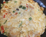 Foto del paso 4 de la receta: Tortilla de patata, cebolla, pimiento rojo y verde