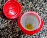 Foto del paso 1 de la receta: HUEVO🥚Relleno en Contenedor...!🍳