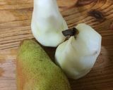 Foto del paso 1 de la receta: Peras al vino 🍷 tinto con merengue y salsa de vino