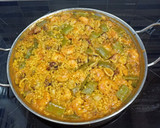 Foto del paso 2 de la receta: Arroz con almejas, chipirones, langostinos pelados y judías