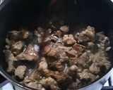 Foto del paso 4 de la receta: Carne al ajillo con vino tinto y arroz