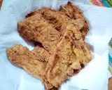 Foto del paso 4 de la receta: Milanesas de pollo enharinadas con harina de maíz y galleta molida