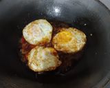 Foto langkah ke 3 dari resep Telor ceplok kecap pedas.