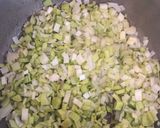 Foto del paso 1 de la receta Guiso de pollo con puerro y guisantes