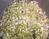 Foto del paso 1 de la receta: Guiso de pollo con puerro y guisantes