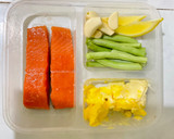Foto langkah ke 1 dari resep Salmon Garlic Lemon Butter Sauce.