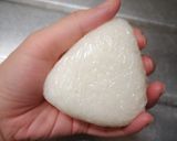 Foto del passaggio 2 della ricetta Miso Yaki Onigiri: Polpette di riso giapponesi grigliate al miso