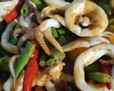 รูปขั้นตอนการทำที่ 2 ของ "ปลาหมึกผัดพริกแกง" Stir Fried Squids with Red Curry Paste🌶🦑🌿