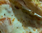 Foto del paso 6 de la receta: Tosta de hummus de aguacate con tomate balsámico y queso curado.🧀🥑🧀