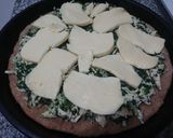 Foto del paso 5 de la receta: Pizza integral de pollo y espinaca 🍕