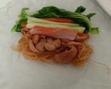 Foto langkah ke 5 dari resep Vietnamese Spring Roll Modified.