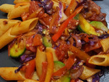 Salteado veraniego de fideos fácil