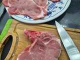 Chuletas de cerdo con salsa de champiñones y crujiente de bacon