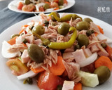 Foto del paso 9 de la receta: Ensalada de la huerta con pavo, atún y encurtidos