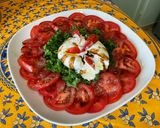 Une image de l'étape 8 de Salade composée de tomates et persil à la mozzarella di buffala et crème de balsamique.