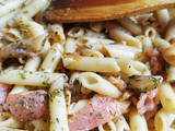 Macarrones con salsa de tomate natural, ajo y salmón ahumado