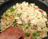 Foto del paso 2 de la receta: Merluza con calabacín y huevos cuajados