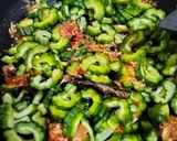 Foto langkah ke 4 dari resep Tumis pare udang rebon.