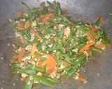 Foto langkah ke 3 dari resep Orak Arik Buncis Wortel.